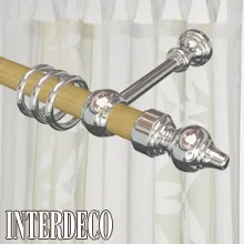 Gardinenstangen aus Holz mit Kunststoff-Zubehör.