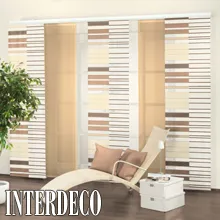 Schiebevorhänge angebracht an einer Gardinenschiene.