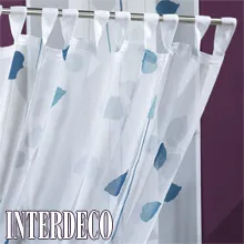 Der Schlaufenvorhang befestigt an einer Edelstahl-Gardinenstange.