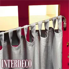 Schwenkstangen mit leichen Schlaufengardinen.