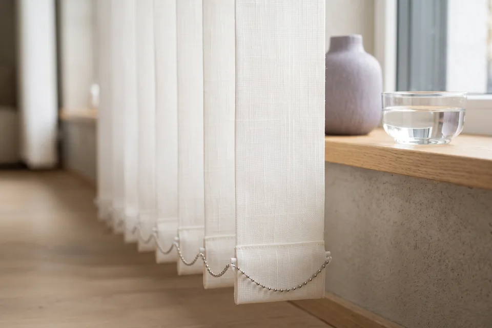 Vertikale Textil-Lamellen im Streiflicht